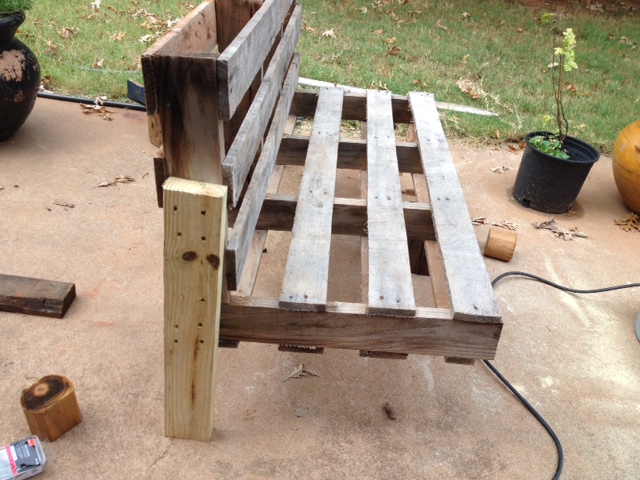 A Pallet Into An Outdoor Patio Bench, How To Make A Bench Out Of Wooden Pallets