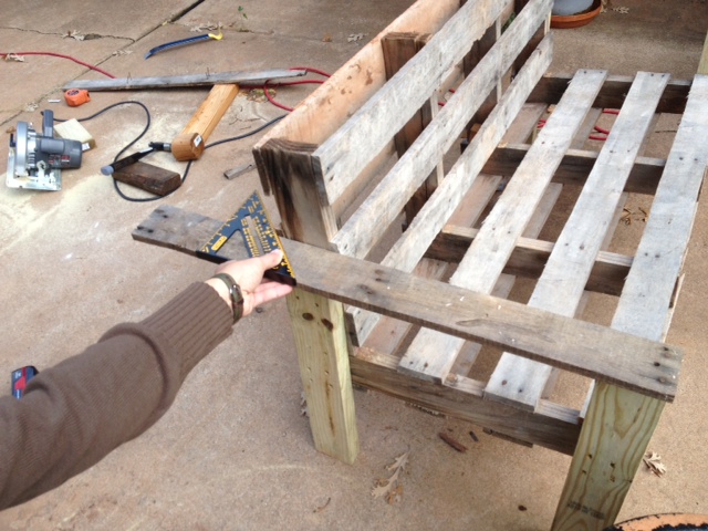 5 Easy Steps To Turn A Pallet Into An Outdoor Patio Bench Rk